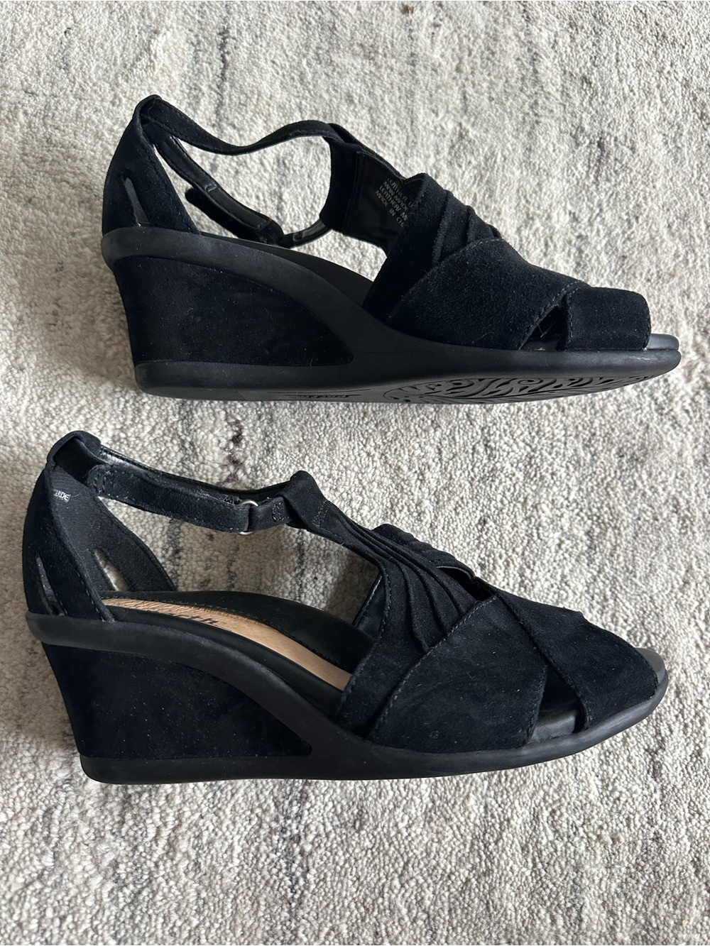 Earth Suede Black Criss Cross Chunky Heels Size 7.5 Womens